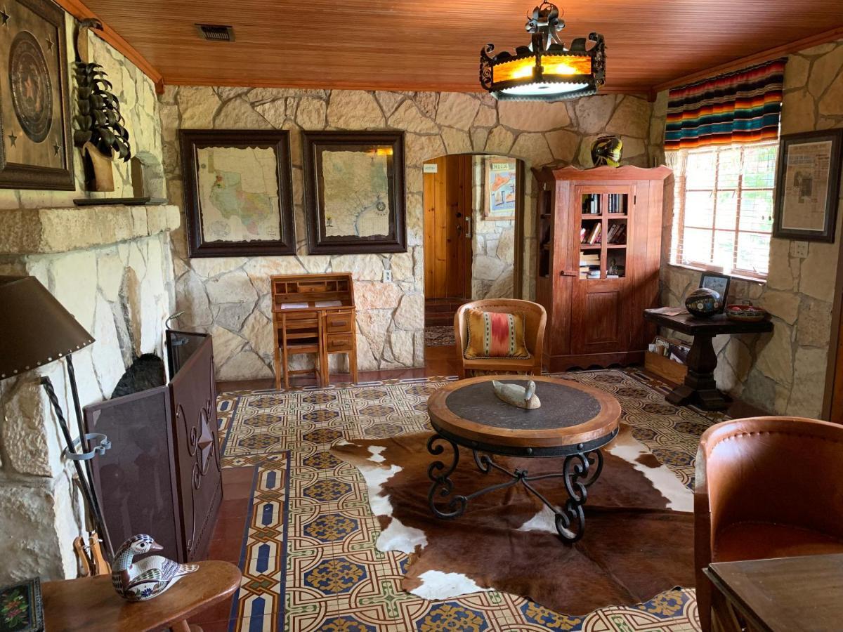 Diamond H Lodge B&B Bandera Bagian luar foto